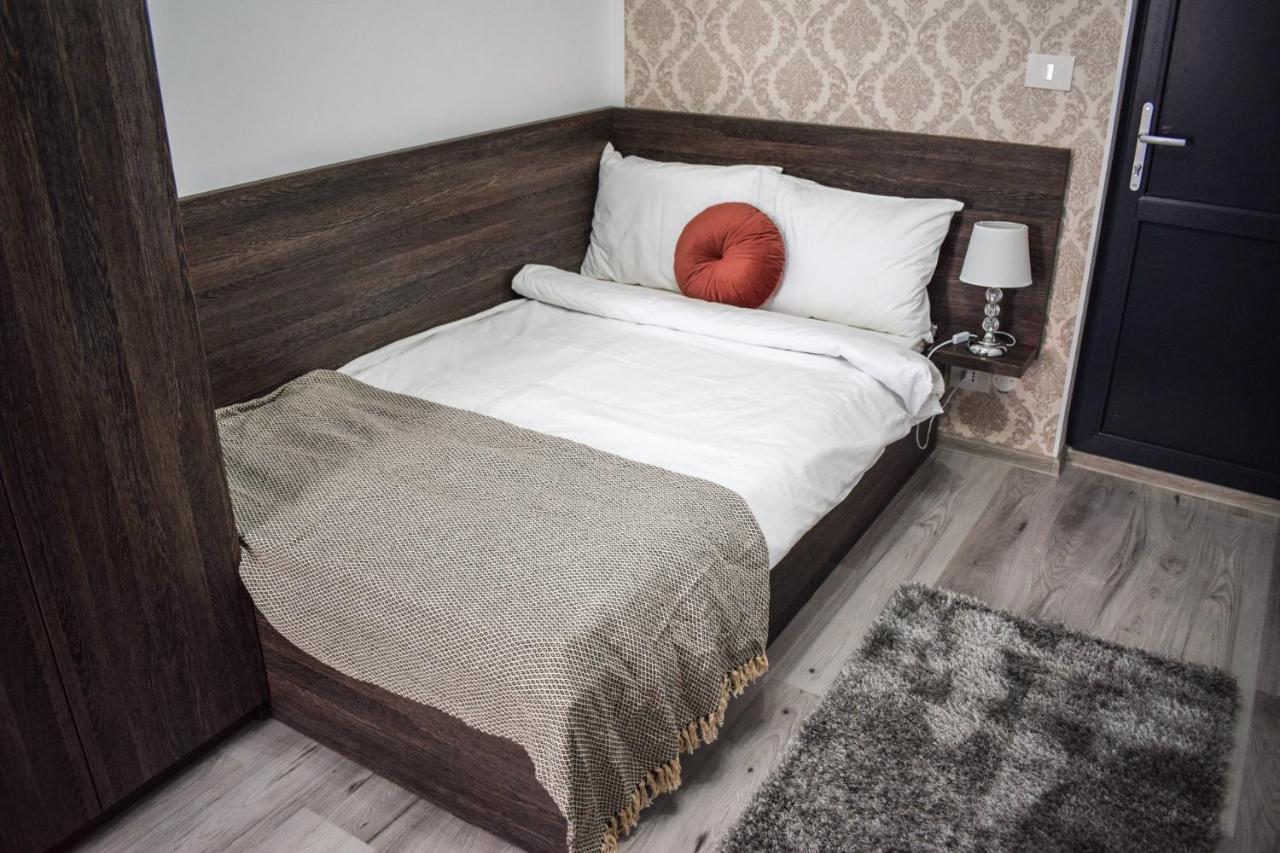 B House Rooms Iasi Buitenkant foto