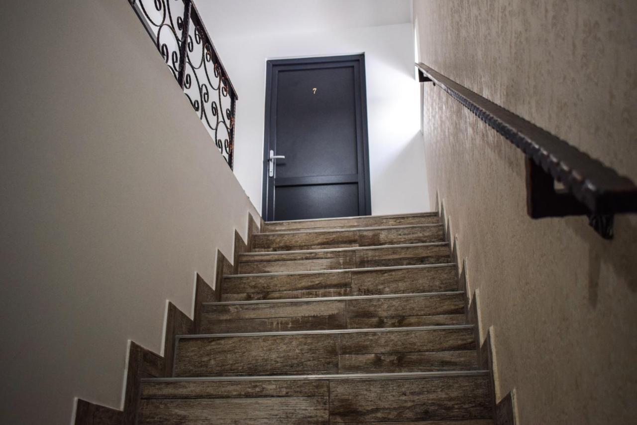 B House Rooms Iasi Buitenkant foto