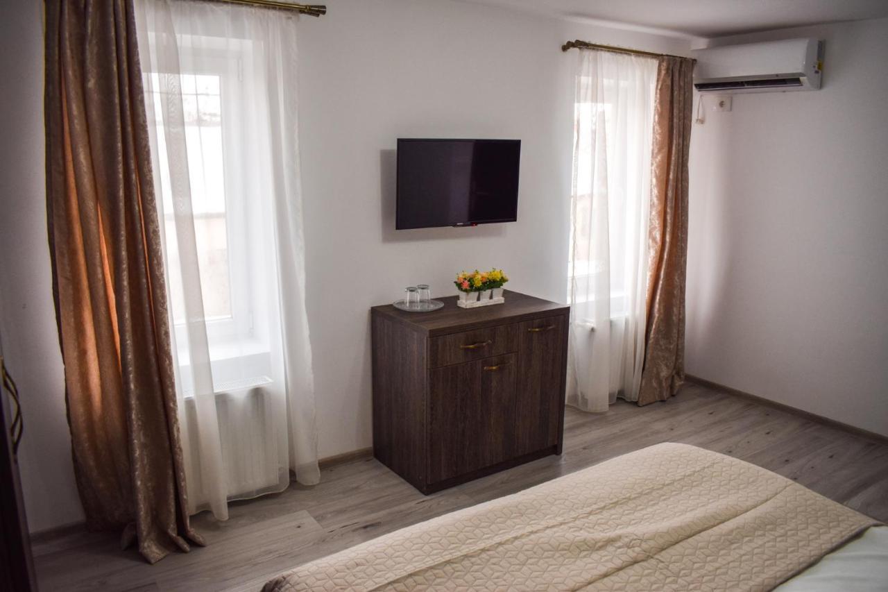 B House Rooms Iasi Buitenkant foto