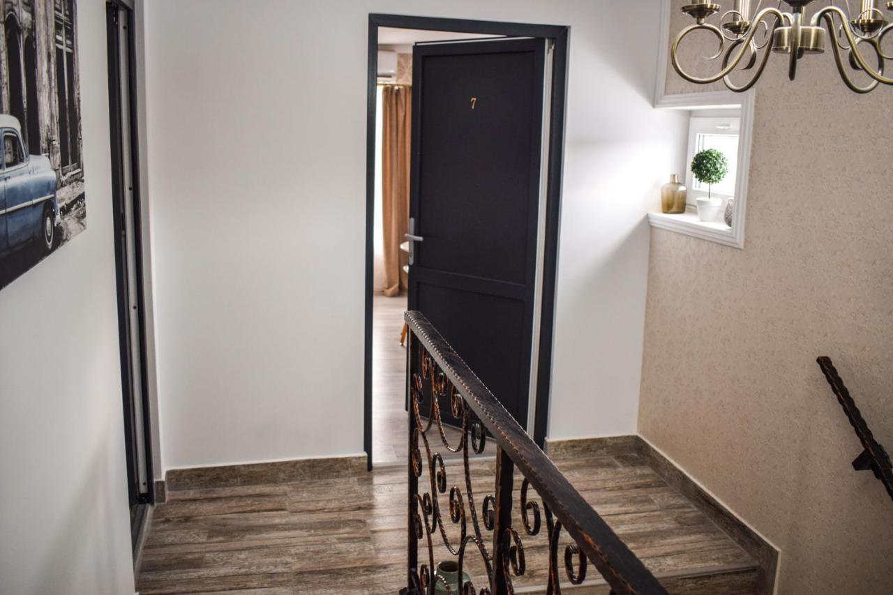 B House Rooms Iasi Buitenkant foto